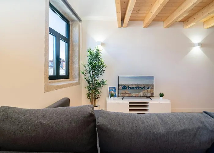 Host Wise - Lovely & Cozy Duplex Flat *