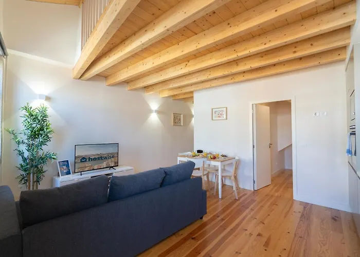 Host Wise - Lovely & Cozy Duplex Flat *